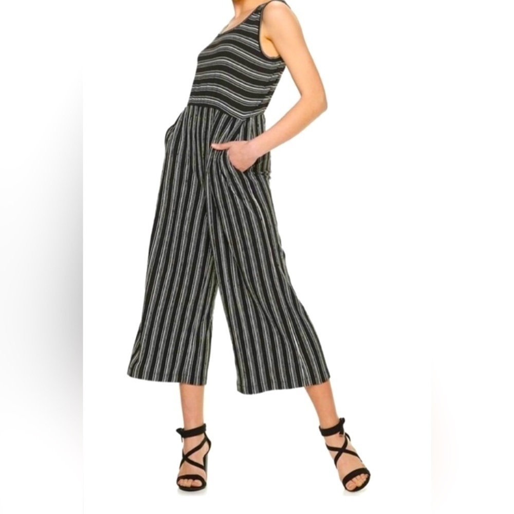 REWIND Black/White Thin Striped Romper/Jumpsuit, Size Medium, GUC.